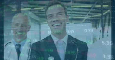 Çeşitli doktorların gülümsemesi üzerine veri işleme animasyonu. Küresel tıp ve dijital arayüz kavramı dijital olarak oluşturulmuş video.