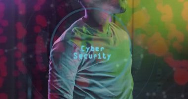 VR kulaklıklı Afro-Amerikan bir adam üzerinde veri işleme animasyonu. Küresel iş ve dijital arayüz kavramı dijital olarak oluşturulmuş video.