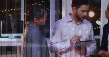 Çeşitli iş adamlarının konuşmaları üzerine veri işleme animasyonu. küresel iş ve dijital arayüz kavramı dijital olarak oluşturulmuş video.