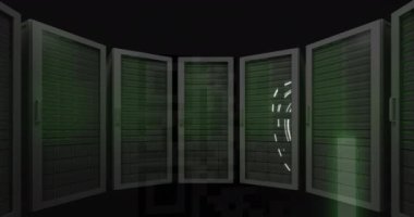 Siyah arkaplanda, neon şekiller ve sunucu odası üzerinden qr kodunun animasyonu. küresel teknoloji, bilgisayar ve dijital arayüz kavramı dijital olarak oluşturulmuş video.