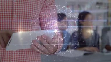 Dünya 'nın animasyonu, okuldaki çeşitli okul öğrencilerinin okuma yazma bilmeleriyle ilgili bağlantılar. küresel bağlantılar, ağlar ve eğitim konsepti dijital olarak oluşturulmuş video.