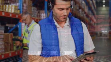 Beyaz tenli depo çalışanı üzerinde dijital veri işleme animasyonu. Küresel gönderim ve bağlantılar konsepti dijital olarak oluşturuldu.