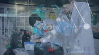 Laboratuvardaki çeşitli bilim adamları üzerinde ikonların, kürenin, DNA iplikçiklerinin ve veri işlemelerinin animasyonu. küresel bilim, veri işleme ve bağlantı konsepti dijital olarak oluşturulmuş video.
