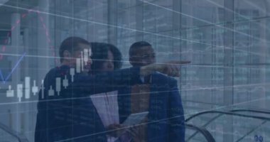 Çeşitli iş adamları üzerinde finansal veri işleme animasyonu. küresel iş, finans, veri işleme ve dijital arayüz kavramı dijital olarak oluşturulmuş video.