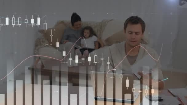 Animation Der Verarbeitung Von Finanzdaten Über Kaukasische Paare Die Rechnungen — Stockvideo