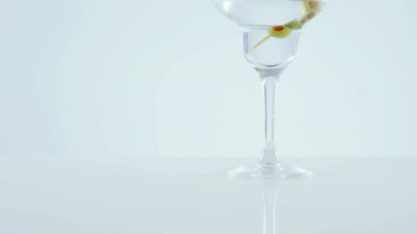 Vídeo Vidro Martini Sobre Fundo Branco Festa Celebração Bar Bebidas — Vídeo de Stock