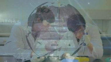 Laboratuvardaki çeşitli bilim adamları üzerinde ağ ve veri işleme animasyonları. küresel bilim, veri işleme ve bağlantı konsepti dijital olarak oluşturulmuş video.