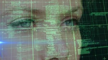 Veri işleme animasyonu ve beyaz kadının gözlerinin üzerindeki ışık noktaları. küresel iş ve dijital arayüz kavramı dijital olarak oluşturulmuş video.