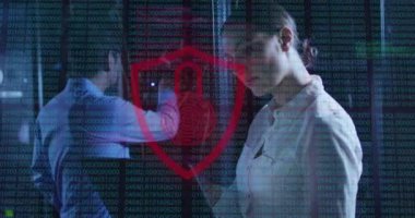 Sunucu odasındaki çeşitli işçiler üzerinde veri işleme animasyonu. küresel iş ve dijital arayüz kavramı dijital olarak oluşturulmuş video.