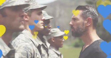 Çeşitli erkek asker ve eğitmenlerin üzerinde süzülen sarı ve mavi kalplerin animasyonu. Ukrayna krizi ve uluslararası politika kavramı dijital olarak oluşturuldu.