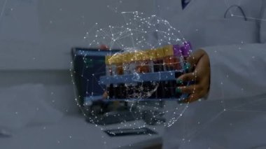 Çift ırklı laboratuar işçisinin elleri ve numuneler arasında bağlantı ağının animasyonu. sağlık, tıp, bilim, bağlantılar ve teknoloji konsepti dijital olarak oluşturulmuş video.