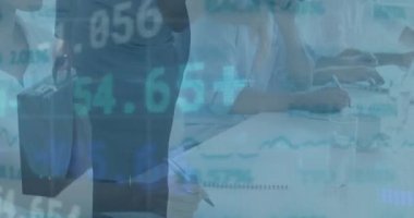 Şemsiyeli bir iş kadınının finansal verilerinin ve grafiklerinin animasyonu. İş, finans ve ekonomi kavramı dijital olarak oluşturulmuş video.