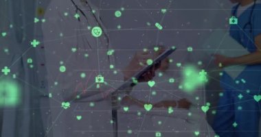 Kafkas kadın doktor ve hasta ile erkek hemşire arasındaki veri işleme animasyonu. Küresel tıp ve dijital arayüz kavramı dijital olarak oluşturulmuş video.