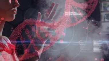 Kafkas kadın atlet üzerinde DNA ve veri işleme animasyonu. İnsan anatomisi, bilim, spor ve eğitim konsepti dijital olarak oluşturulmuş video.