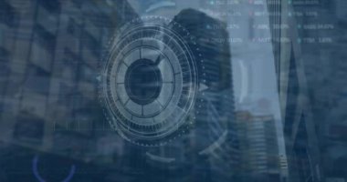 Şehir manzarası üzerinde veri işleme ve tarama animasyonları. küresel iş, bilgisayar ve dijital arayüz kavramı dijital olarak oluşturulmuş video.