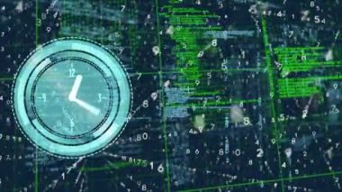 Siyah arka planda veri işleme üzerinde hareket eden saatin animasyonu. küresel iş, finans, bağlantılar ve dijital arayüz konsepti dijital olarak oluşturulmuş video.