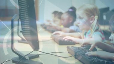 Okuldaki bilgisayarları kullanarak çeşitli öğrencilerin bağlantı ağının animasyonu. ağ, bağlantılar, eğitim, öğrenme ve teknoloji konsepti dijital olarak oluşturulmuş video.