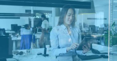 Ofiste tablet kullanan Asyalı iş kadınının veri işleme animasyonu. Küresel iş ve dijital arayüz kavramı dijital olarak oluşturulmuş video.