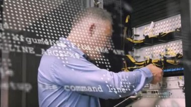 Beyaz iş adamının sunucu odasında dünya haritası ve veri işleme animasyonu. küresel iş, teknoloji ve dijital arayüz kavramı dijital olarak oluşturulmuş video.