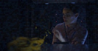 Tablet sunucu odasını kullanan beyaz kadının veri işleme animasyonu. Bulut hesaplama, dijital arayüz ve güvenlik konsepti dijital olarak oluşturulmuş video.