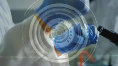 Laboratuvardaki beyaz bilim adamı üzerinde yapılan tarama ve veri işleme animasyonları. küresel bilim, veri işleme ve dijital arayüz kavramı dijital olarak oluşturulmuş video.