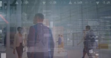 Ofiste yürüyen çeşitli iş adamlarının finansal verilerinin ve grafiklerinin animasyonu. İş, finans ve ekonomi kavramı dijital olarak oluşturulmuş video.