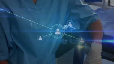 Hastanede cerrahi maske takan beyaz kadın cerrahın portresi üzerinden bağlantılar. Sağlık ve tıbbi teknoloji kavramı