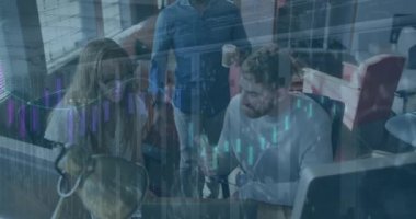 Ofisteki çeşitli iş adamları üzerinde finansal veri işleme animasyonu. küresel iş, finans ve dijital arayüz kavramı dijital olarak oluşturulmuş video.