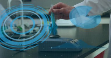 Laboratuvar üzerinde dijital arayüzün animasyonu. Küresel bilim, bağlantılar, veri işleme ve dijital arayüz kavramı dijital olarak oluşturulmuş video.