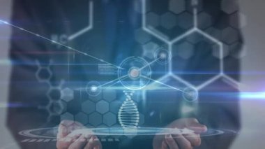 Beyaz adamın orta kesiminde bilimsel verilerin, DNA 'ların ve bağlantıların animasyonu. Bilim, biyoloji, bağlantılar ve teknoloji konsepti dijital olarak oluşturulmuş video.