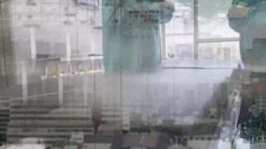 Kafkasyalı doktorların gülümsemesi üzerine veri işleme animasyonu. küresel tıp ve dijital arayüz kavramı dijital olarak üretilen video.