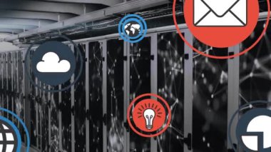 Sunucu odasında ortam simgelerinin canlandırılması. küresel teknoloji ve dijital arayüz kavramı dijital olarak oluşturulmuş video.