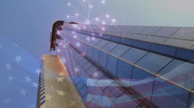 Amerikan bayrağını sallayan ve havai fişekleri şehir manzarasında gösteren animasyon. Dijital olarak üretilen ulusal, siyasi ve ekonomik konsept.