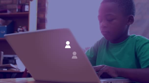 Анимация Социальных Медиа Над Счастливым Африканским Мальчиком Помощью Ноутбука Школе — стоковое видео
