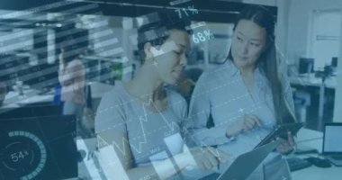 Ofiste konuşan çeşitli iş adamlarının veri işleme animasyonları. Küresel iş ve dijital arayüz kavramı dijital olarak oluşturulmuş video.