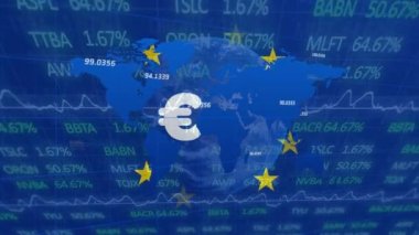 Veri işlemenin animasyonu ve dünya haritası bayrak üzerinde. küresel iş ve dijital arayüz kavramı dijital olarak oluşturulmuş video.