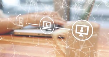 Bilgisayarı kullanan kişi üzerinden bağlantı ağının animasyonu. Dijital olarak oluşturulmuş küresel bağlantılar, veri işleme ve dijital arayüz kavramı.