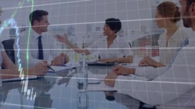Çeşitli iş adamlarının ofiste toplanması üzerine finansal grafiklerin animasyonu. küresel iş, ekonomi, finans ve teknoloji konsepti dijital olarak oluşturulmuş video.