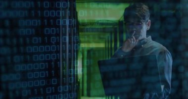 Tablet sunucu odasını kullanan beyaz kadının veri işleme animasyonu. Bulut hesaplama, dijital arayüz ve güvenlik konsepti dijital olarak oluşturulmuş video.