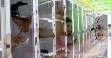 VR kulaklık kullanan melez bir kızın sunucu odasının animasyonu. küresel teknoloji ve dijital arayüz kavramı dijital olarak oluşturulmuş video.