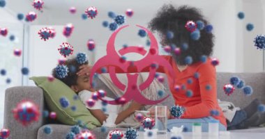 Virüs hücrelerinin ve biyolojik tehlike sembolünün, hasta oğlu olan Afrikalı Amerikalı anne üzerinde canlandırılması. covid 19 pandemik konsept sırasında dijital olarak üretilen video.