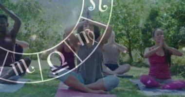 Zodyak çemberi çeşit çeşit yoga yapan insanlarla ilgili işaretler. Yıldız falı, yoga meditasyon konsepti dijital olarak oluşturulmuş video.