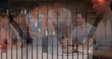 Çeşitli insan grupları üzerinde veri işleme animasyonu. küresel bilim, bağlantılar, veri işleme ve dijital arayüz kavramı dijital olarak oluşturulmuş video.