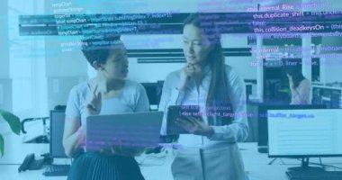 Ofiste konuşan çeşitli iş adamlarının veri işleme animasyonları. Küresel iş ve dijital arayüz kavramı dijital olarak oluşturulmuş video.