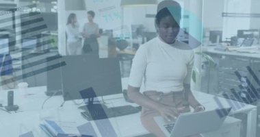 Ofiste dizüstü bilgisayar kullanan Afro-Amerikan iş kadınının veri işleme animasyonu. Küresel iş ve dijital arayüz kavramı dijital olarak oluşturulmuş video.