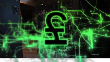 Veri işleme animasyonu ve sunucu odasındaki çeşitli işçileri ezmek. Küresel iş ve dijital arayüz kavramı dijital olarak oluşturulmuş video.