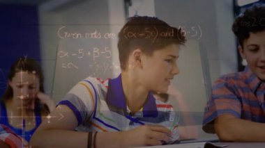 Matematiksel formüllerin sınıftaki öğrenciler üzerinde canlandırılması. eğitim ve öğrenme kavramı dijital olarak oluşturulmuş video.