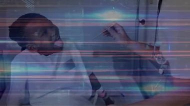 Kafkasyalı kadın doktorun kontrol ettiği kızın üzerindeki dijital ekranın animasyonu. Sağlık, tıp, bilim ve teknoloji konsepti dijital olarak üretilen video.