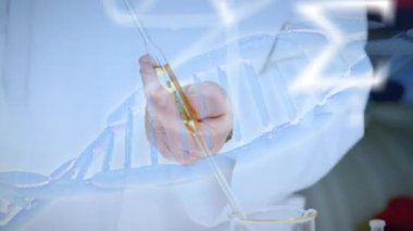 DNA ipliği ve matematiksel formüllerin bilim adamı üzerinde dönmesinin animasyonu. küresel bilim, bağlantılar, veri işleme ve dijital arayüz kavramı dijital olarak oluşturulmuş video.