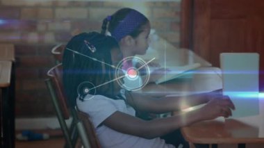 Okuldaki bilgisayarları kullanan mutlu öğrenciler üzerinden bağlantı ağının animasyonu. ağ, bağlantılar, eğitim, öğrenme ve teknoloji konsepti dijital olarak oluşturulmuş video.